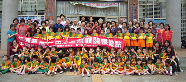 宋屋國小附設幼稚園小朋友和爺爺、奶奶同樂(攝影:徐乃義/大紀元) 宋屋國小附設幼稚園小朋友和爺爺、奶奶同樂(攝影:徐乃義/大紀元)