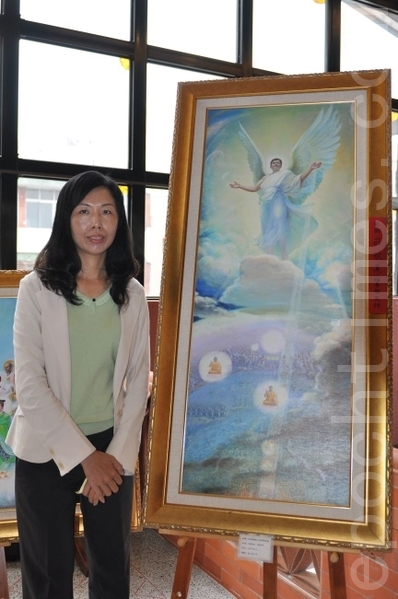 任職三商美邦保險公司的莊秋美 26日表示,從《主佛降臨》畫作中,她看到了生命的力量,一種傳達光明、希望與生生不息的力量。(攝影:李晴玳/大紀元) 任職三商美邦保險公司的莊秋美 26日表示,從《主佛降臨》畫作中,她看到了生命的力量,一種傳達光明、希望與生生不息的力量。(攝影:李晴玳/大紀元)
