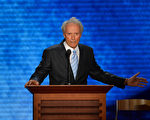 2012年8月30日晚上,好莱坞传奇人物克林特.伊斯特伍德(Clint Eastwood )以“神秘嘉宾”身份现身,出席美国共和党全国代表大会,为罗姆尼助阵。(STAN HONDA / AFP)