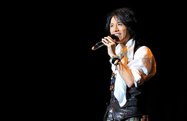 黄子华表演栋笃笑走红,2000年转战电视剧,被称为无线收视福将。(图/星艺娱乐提供) 黄子华表演栋笃笑走红,2000年转战电视剧,被称为无线收视福将。(图/星艺娱乐提供)