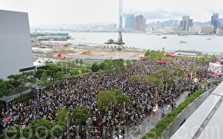 组图：香港反洗脑大集会 四万人风雨无阻参加