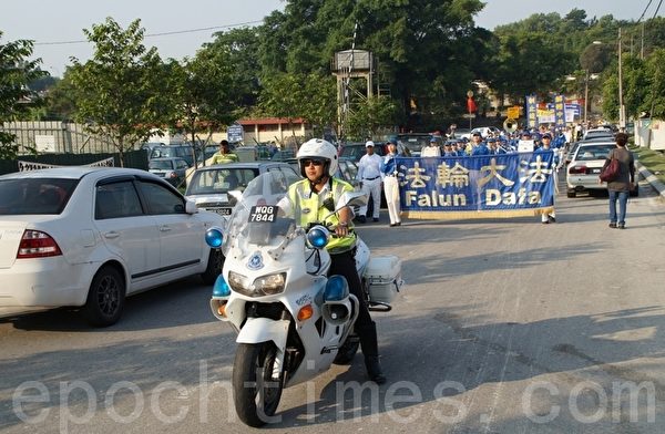 声援三退游行队伍在交通警察的开路下出发。(摄影:杨晓慧/大纪元) 声援三退游行队伍在交通警察的开路下出发。(摄影:杨晓慧/大纪元)