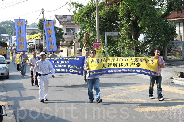 马来西亚退党服务中心希望通过多次的声援三退活动,能让更多国人了解真相。(摄影:滕飞/大纪元) 马来西亚退党服务中心希望通过多次的声援三退活动,能让更多国人了解真相。(摄影:滕飞/大纪元)