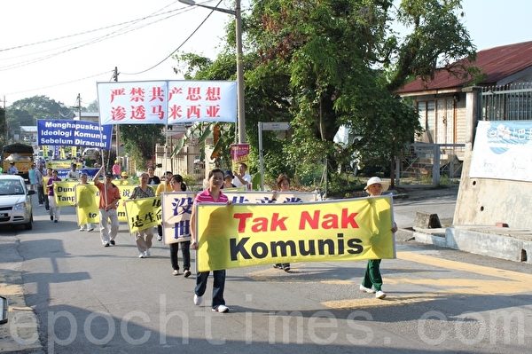 马来西亚退党服务中心希望通过多次的声援三退活动,能让更多国人了解真相。(摄影:滕飞/大纪元) 马来西亚退党服务中心希望通过多次的声援三退活动,能让更多国人了解真相。(摄影:滕飞/大纪元)