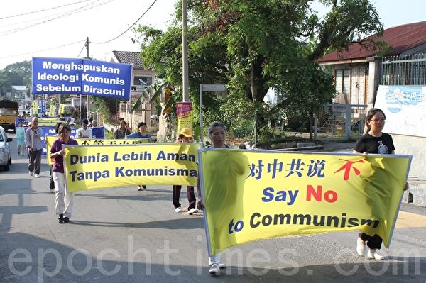 马来西亚退党服务中心希望通过多次的声援三退活动,能让更多国人了解真相。(摄影:滕飞/大纪元) 马来西亚退党服务中心希望通过多次的声援三退活动,能让更多国人了解真相。(摄影:滕飞/大纪元)