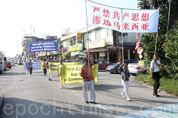 马来西亚退党服务中心希望通过多次的声援三退活动,能让更多国人了解真相。(摄影:滕飞/大纪元) 马来西亚退党服务中心希望通过多次的声援三退活动,能让更多国人了解真相。(摄影:滕飞/大纪元)
