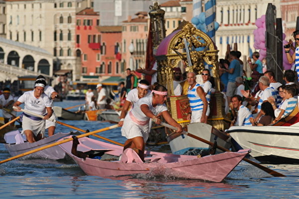 2012年9月2日，意大利威尼斯举行传统的赛舟会，参赛者奋力向前划。(MARCO SABADIN/AFP)