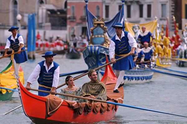 2012年9月2日，意大利威尼斯举行传统的赛舟会，一对夫妇身穿传统服装参加比赛。(MARCO SABADIN/AFP)