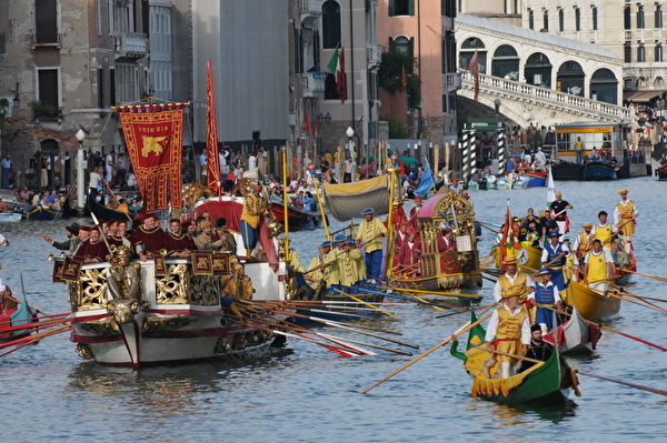 2012年9月2日，意大利威尼斯举行传统的赛舟会，运河上舟楫纵横。(MARCO SABADIN/AFP)