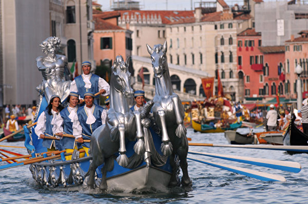 2012年9月2日，意大利威尼斯举行传统的赛舟会，参赛者穿着传统服饰。(MARCO SABADIN/AFP)