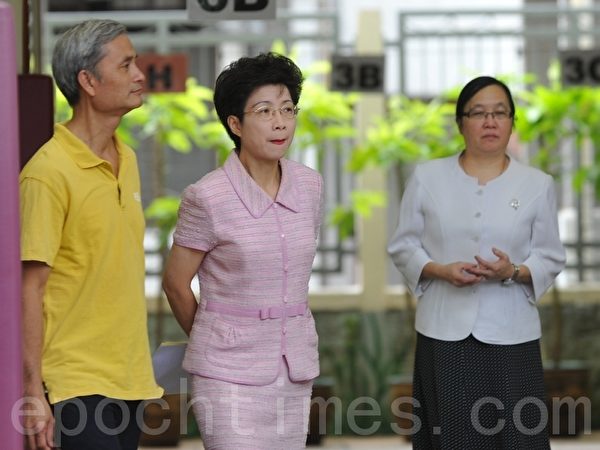 被网友调侃貌似江青的沙田浸信会吕明才小学校长黄洁莲(中)在开学日,拒绝回应开展国民教育科。(摄影:宋祥龙/大纪元) 被网友调侃貌似江青的沙田浸信会吕明才小学校长黄洁莲(中)在开学日,拒绝回应开展国民教育科。(摄影:宋祥龙/大纪元)
