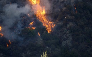 洛城森林大火 疏散近千帐篷客