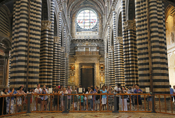 2012年9月2日，游客欣赏锡耶纳大教堂文艺复兴时期的马赛克地板。（FABIO MUZZI / AFP）