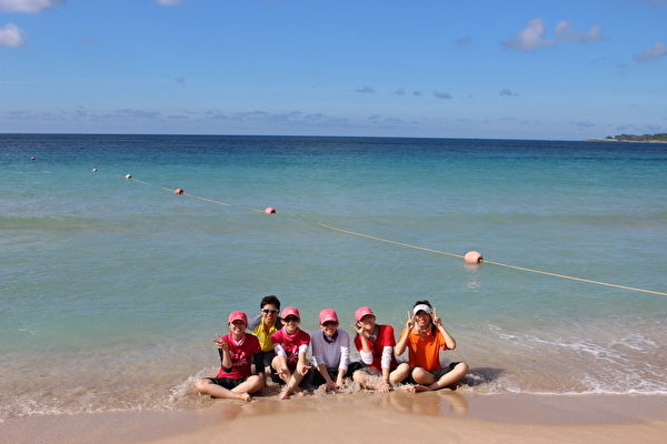 在南湾垦丁,大家像孩子一样冲向海边。(民宿梦想家提供) 在南湾垦丁,大家像孩子一样冲向海边。(民宿梦想家提供)