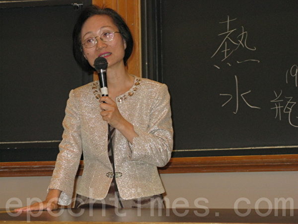 陈彦玲博士在MIT的演讲中发挥临场机智,以小游戏化解尴尬。(摄影:冯文鸾/大纪元) 陈彦玲博士在MIT的演讲中发挥临场机智,以小游戏化解尴尬。(摄影:冯文鸾/大纪元)