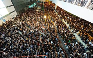 香港12万人穿黑衣聚集港府总部