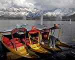 印度達爾湖16公里的湖岸線環繞喜瑪拉雅山，風景絕美。圖為達爾湖岸邊停靠的西卡拉小船。（TAUSEEF MUSTAFA / AFP）