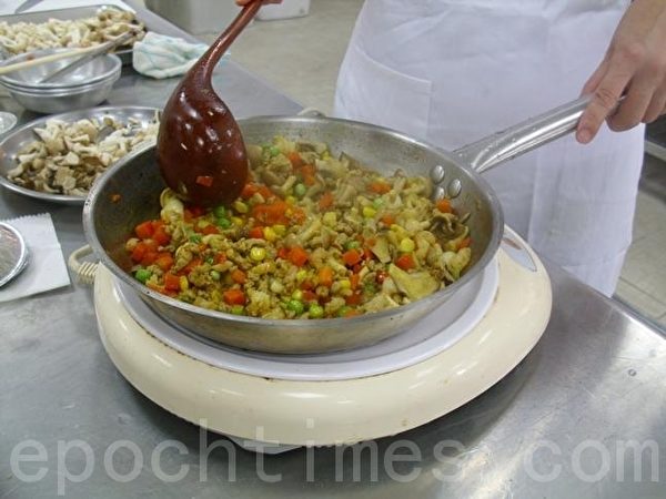 平锅中热油,加入虾仁及三色蔬菜丁及三菇丁以调味料(B)炒拌入味即可盛出(摄影: 刘玉婵 / 大纪元) 平锅中热油,加入虾仁及三色蔬菜丁及三菇丁以调味料(B)炒拌入味即可盛出(摄影: 刘玉婵 / 大纪元)