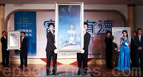 餐会现场开放民众捐赠、认养油画作品及摄影作品。(摄影:陈柏州/大纪元) 餐会现场开放民众捐赠、认养油画作品及摄影作品。(摄影:陈柏州/大纪元)