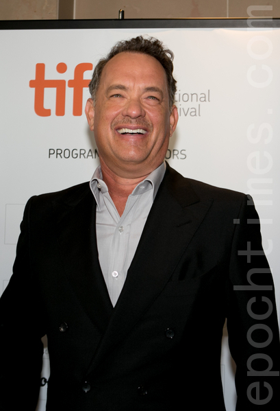 9月8日,好萊塢 巨星湯姆‧漢克斯(Tom Hanks)在多倫多看到大批影迷時神采飛揚。(攝影:李莎/大紀元) 9月8日,好萊塢 巨星湯姆‧漢克斯(Tom Hanks)在多倫多看到大批影迷時神采飛揚。(攝影:李莎/大紀元)