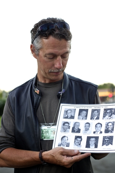 图：911事件十一周年，来自纽约，曾亲目睹这场灾难的史蒂夫带着罹难的朋友的照片，来到圣荷西橡树山纪念公园缅怀故友。（摄影：李欧／大纪元）