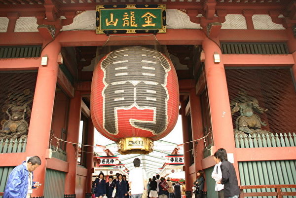浅草寺的大门有一书写“雷门”的巨型灯笼。(摄影:李星宇 / 大纪元) 浅草寺的大门有一书写“雷门”的巨型灯笼。(摄影:李星宇 / 大纪元)
