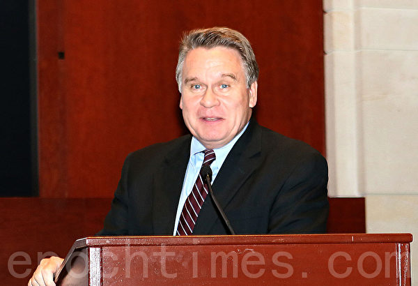 美国国会资深众议员、美国国会及行政当局中国委员会(CECC)主席克里斯.史密斯(Chris Smith)说﹐美国政策制定者、国务院、国会、参议院、众议院的官员,以及美国总统都需要来看这部影片,才能了解迫害的严重性、以及中共宣传机器造的各种恶毒谣言。我们需要了解真相,需要传播真相。(摄影﹕李莎/大纪元) 美国国会资深众议员、美国国会及行政当局中国委员会(CECC)主席克里斯.史密斯(Chris Smith)说﹐美国政策制定者、国务院、国会、参议院、众议院的官员,以及美国总统都需要来看这部影片,才能了解迫害的严重性、以及中共宣传机器造的各种恶毒谣言。我们需要了解真相,需要传播真相。(摄影﹕李莎/大纪元)