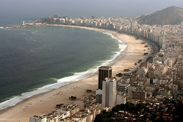 巴西里约热内卢的科帕卡巴纳海滩海滨城市的绮丽风光。（VANDERLEI ALMEIDA/AFP）