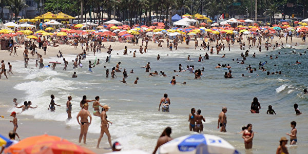 巴西里约热内卢的科帕卡巴纳海滩戏水人潮。（VANDERLEI ALMEIDA/AFP）