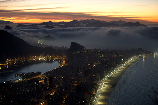 巴西里约热内卢的科帕卡巴纳海滩美丽夜景及云海。（CHRISTOPHE SIMON/AFP）
