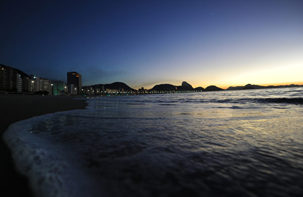 巴西里约热内卢的科帕卡巴纳海滩日出美景。（ANTONIO SCORZA/AFP）