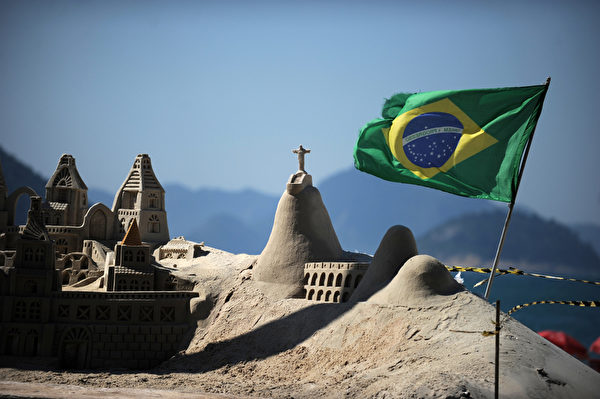 巴西里约热内卢的科帕卡巴纳海滩上的沙雕。（ANTONIO SCORZA/AFP）