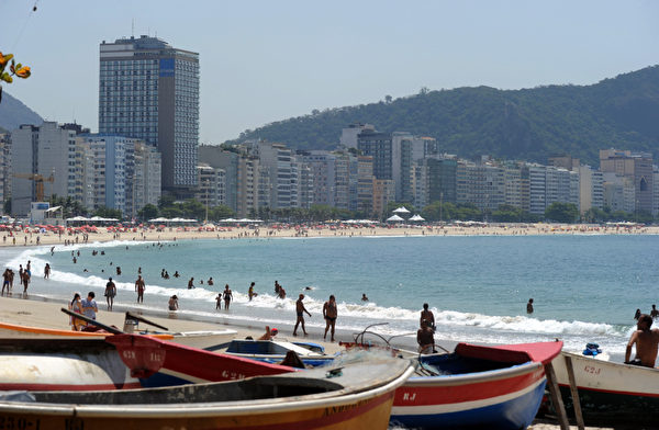 巴西里约热内卢的科帕卡巴纳海滩上的渔船。（ANTONIO SCORZA/AFP）