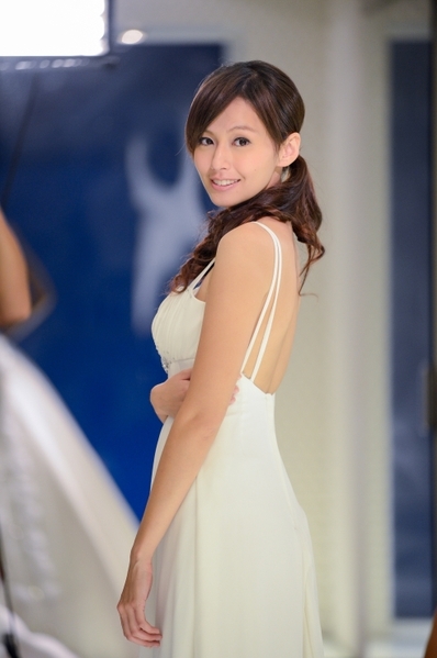 袁艾菲为配合偶像剧《剩女保镖》的剧情,日前来到婚纱公司试婚纱礼服。(图/三立提供) 袁艾菲为配合偶像剧《剩女保镖》的剧情,日前来到婚纱公司试婚纱礼服。(图/三立提供)