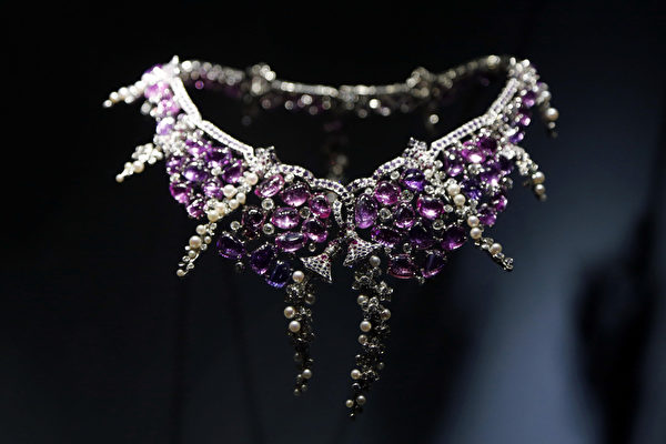 2012年9月19日，梵克雅宝(Van Cleef & Arpels)在巴黎所展出的珠宝。(FRANCOIS GUILLOT/AFP) 