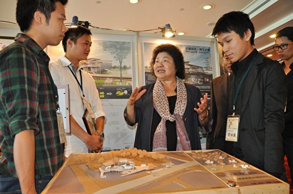 高雄市長陳菊參觀台灣科技大學團隊得獎作品-「傳家、有船之家」,並予表揚肯定。(攝影:李晴玳 / 大紀元) 高雄市長陳菊參觀台灣科技大學團隊得獎作品-「傳家、有船之家」,並予表揚肯定。(攝影:李晴玳 / 大紀元)