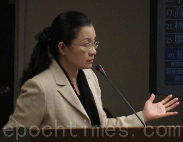 民进党籍立委田秋堇4日于立法院质询卫生署长邱文达,国人到中国大陆移植居冠,要求赴陆移植术后登录。(摄影:钟元/大纪元) 民进党籍立委田秋堇4日于立法院质询卫生署长邱文达,国人到中国大陆移植居冠,要求赴陆移植术后登录。(摄影:钟元/大纪元)