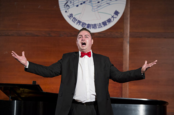 图﹕来自奥地利的选手男高音Markus Max Prodinger在复赛上演唱“Che gelida manina from Boheme- Puccini ”和“Recitar, vesti la giubba From Pagliacco- Leoncavallo”。(摄影﹕戴兵/大纪元) 图﹕来自奥地利的选手男高音Markus Max Prodinger在复赛上演唱“Che gelida manina from Boheme- Puccini ”和“Recitar, vesti la giubba From Pagliacco- Leoncavallo”。(摄影﹕戴兵/大纪元)