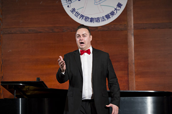 图﹕来自奥地利的选手男高音Markus Max Prodinger在复赛上演唱“Che gelida manina from Boheme- Puccini ”和“Recitar, vesti la giubba From Pagliacco- Leoncavallo”。(摄影﹕戴兵/大纪元) 图﹕来自奥地利的选手男高音Markus Max Prodinger在复赛上演唱“Che gelida manina from Boheme- Puccini ”和“Recitar, vesti la giubba From Pagliacco- Leoncavallo”。(摄影﹕戴兵/大纪元)