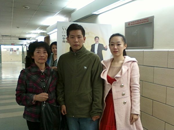图﹕第六届“全世界歌剧唱法声乐大赛”初赛选手黄璇佳(右)与母亲和亲戚。(大纪元) 图﹕第六届“全世界歌剧唱法声乐大赛”初赛选手黄璇佳(右)与母亲和亲戚。(大纪元)