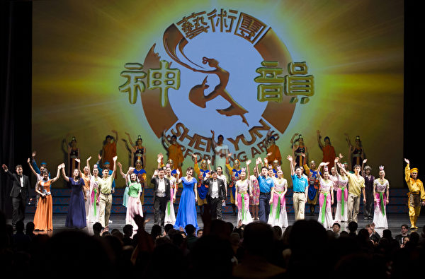10月27日神韵纽约艺术团在美国新泽西的新布朗斯维克(New Brunswick)市州立大剧院(State Theater)迎来了神韵艺术团2012年巡演的最后一场演出,当晚剧院观众爆满,高潮迭起。(摄影:戴兵/大纪元) 10月27日神韵纽约艺术团在美国新泽西的新布朗斯维克(New Brunswick)市州立大剧院(State Theater)迎来了神韵艺术团2012年巡演的最后一场演出,当晚剧院观众爆满,高潮迭起。(摄影:戴兵/大纪元)