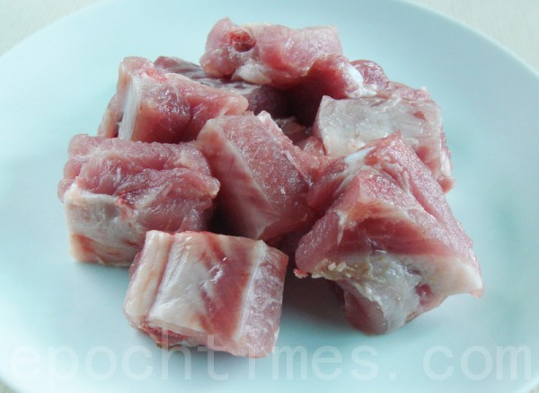 排骨與金針煮湯是很適配的食材。(攝影:彩霞/大紀元) 排骨與金針煮湯是很適配的食材。(攝影:彩霞/大紀元)