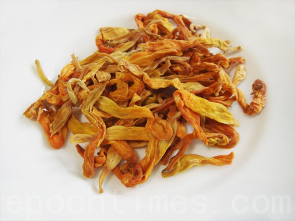 摘下未開展的花蕾,曬成乾金針,以利保存。(攝影:彩霞/大紀元) 摘下未開展的花蕾,曬成乾金針,以利保存。(攝影:彩霞/大紀元)