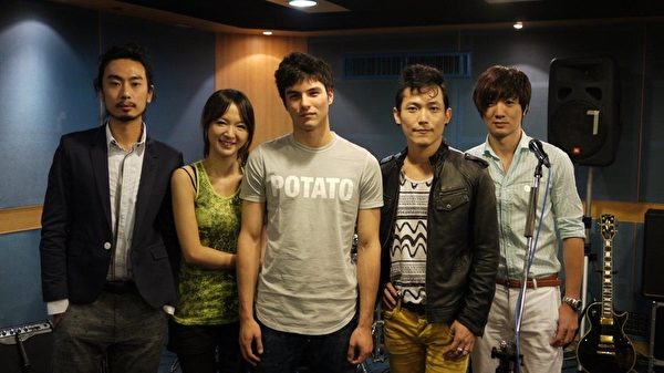 回聲樂團與鳳小岳。(圖/美好事業提供) 回聲樂團與鳳小岳。(圖/美好事業提供)