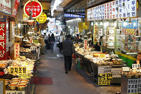 若想了解当地民众的生活面貌,没有比市场更好的地方了!只要提到广藏市场,就会联想到小吃众多之地。美食街沿着市场通道,有许多现场制作贩卖的小吃店铺排列成行。(首尔观光公社提供) 若想了解当地民众的生活面貌,没有比市场更好的地方了!只要提到广藏市场,就会联想到小吃众多之地。美食街沿着市场通道,有许多现场制作贩卖的小吃店铺排列成行。(首尔观光公社提供)