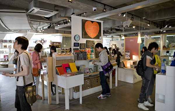 弘大是间以美术学院著称的学校。校门前比比皆是咖啡店、服饰店及氏品商店。周末也会有艺术市集,大部分都是手工制成。(首尔观光公社提供) 弘大是间以美术学院著称的学校。校门前比比皆是咖啡店、服饰店及氏品商店。周末也会有艺术市集,大部分都是手工制成。(首尔观光公社提供)