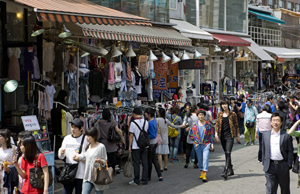 弘大是间以美术学院著称的学校。校门前比比皆是咖啡店、服饰店及氏品商店。周末也会有艺术市集,大部分都是手工制成。(首尔观光公社提供) 弘大是间以美术学院著称的学校。校门前比比皆是咖啡店、服饰店及氏品商店。周末也会有艺术市集,大部分都是手工制成。(首尔观光公社提供)