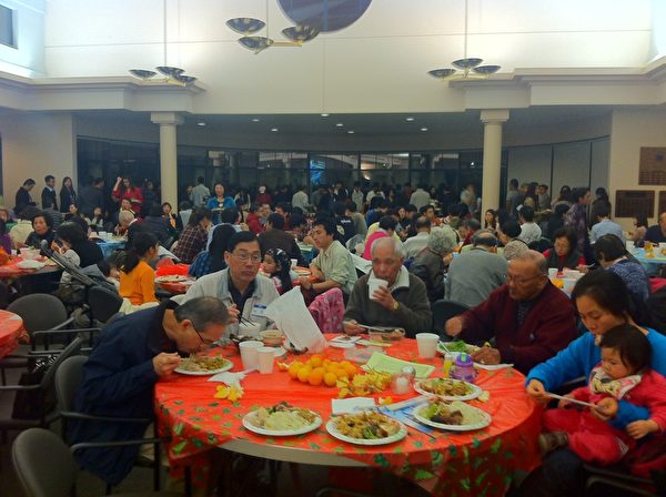 约300台湾侨胞在库比蒂诺Quinan 社区中心举办一年一次的感恩餐会。(摄影:秀璟/大纪元) 约300台湾侨胞在库比蒂诺Quinan 社区中心举办一年一次的感恩餐会。(摄影:秀璟/大纪元)