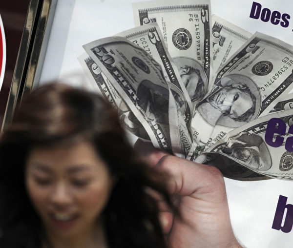 贪污腐败,为自己捞钱、捞取好处,这种物质利益是中共今天抱成一团的最大凝聚力。(ANTONY DICKSON/AFP/Getty Images) 贪污腐败,为自己捞钱、捞取好处,这种物质利益是中共今天抱成一团的最大凝聚力。(ANTONY DICKSON/AFP/Getty Images)