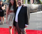 好萊塢著名導演彼得•杰克遜 Peter Jackson和女兒凱蒂Katie一起踏上紅地毯。（攝影：李嚴/大紀元）